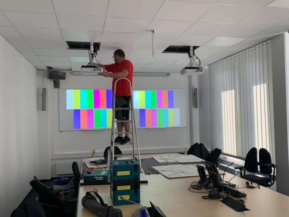 Aufnahme vom Arbeitsprozess Büroaufbau.
