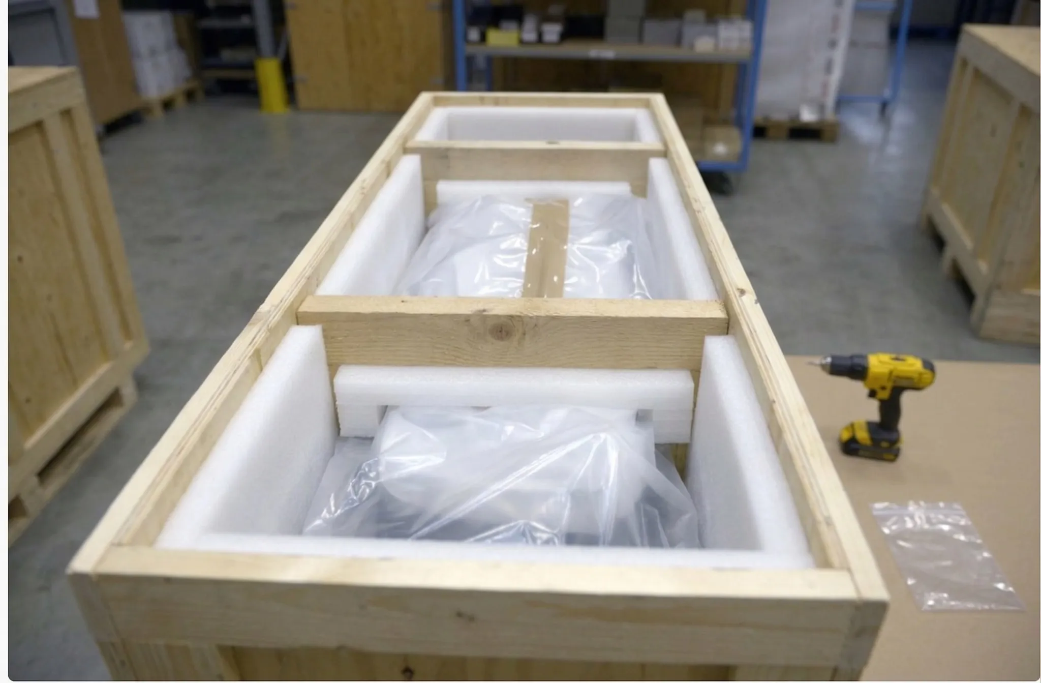 Lagerhaus steht eine Holzkiste bereit zur Lagerung von Labormaterialien